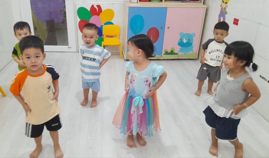 Các bé tham gia hoạt động vận động tại lớp mầm non Hoa Nắng 2247 Nhà Bè
