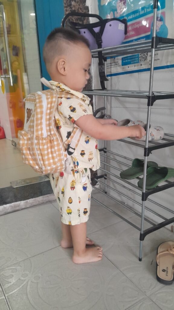 Cô giáo Hoa Nắng giúp bé làm quen trong ngày đầu đi mầm non