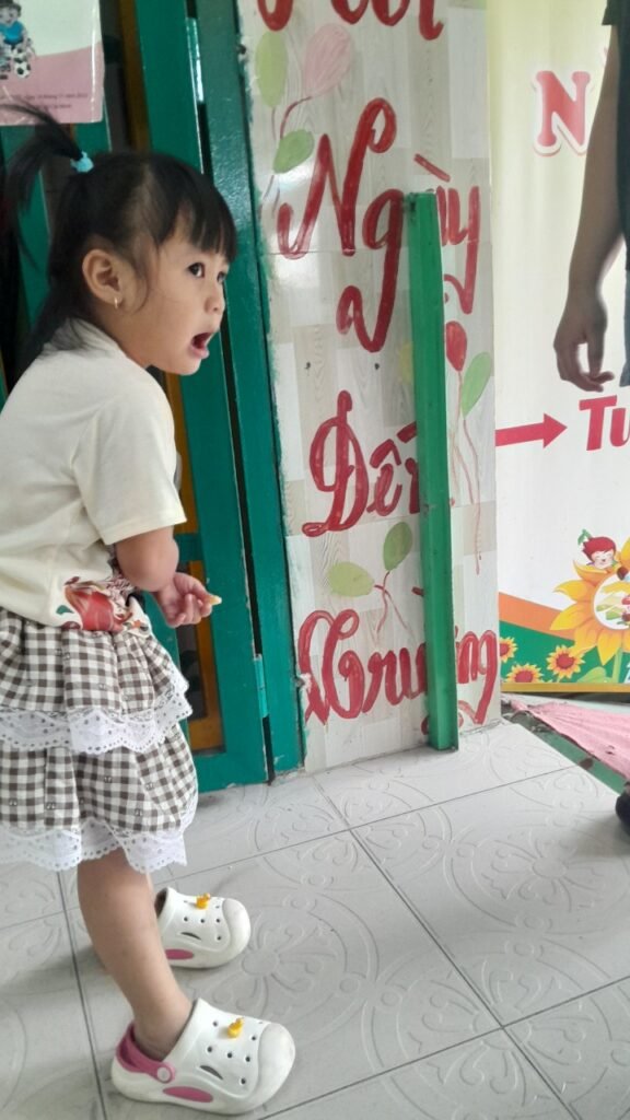 bé chào mẹ trước khi vào lớp