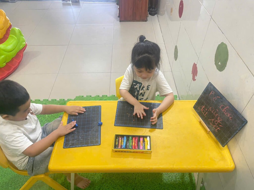 Bé chơi đất sét