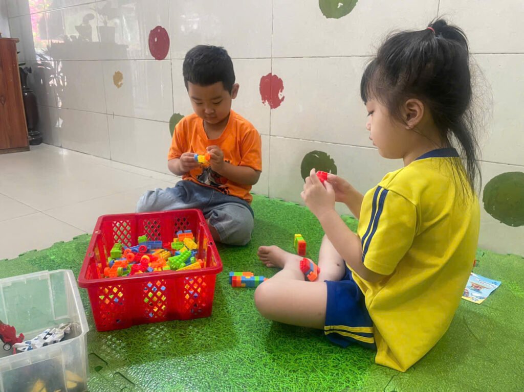 Bé chơi Hoa Nắng