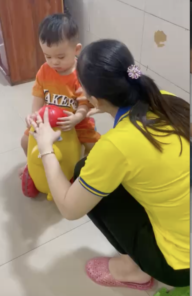 Bé được cô giáo đồng hành khi bắt đầu đi lớp tại Hoa Nắng 2247