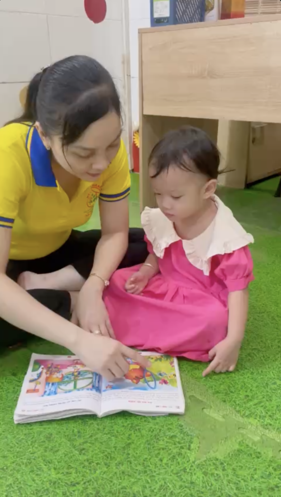 Cô giáo Hoa Nắng giúp bé làm quen trong ngày đầu đi mầm non
