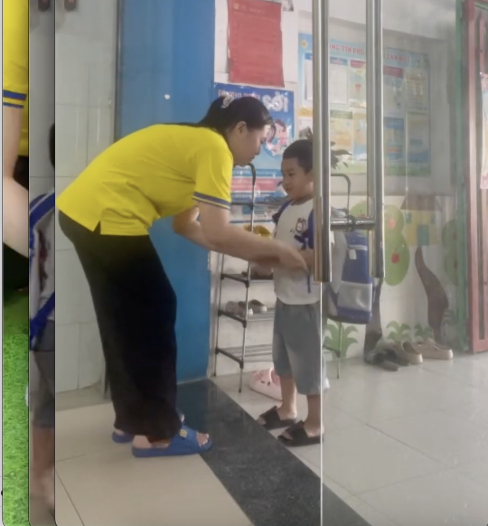 Cô giáo Hoa Nắng giúp bé làm quen trong ngày đầu đi mầm non