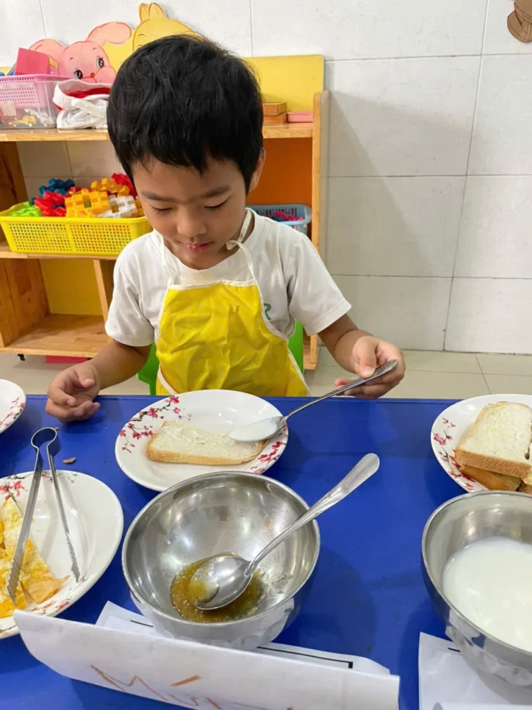 Bé tự làm bánh mì sandwich