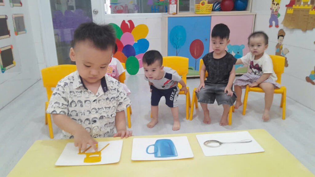 Bé tập nói cái bàn cái ghế