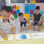 Bé nhận biết cái bàn, cái ghế – Lớp Donal tại Mẫu Giáo Hoa Nắng Nhà Bè