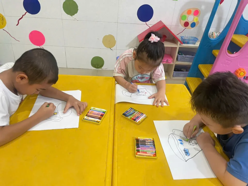 Bé vẽ cái cốc