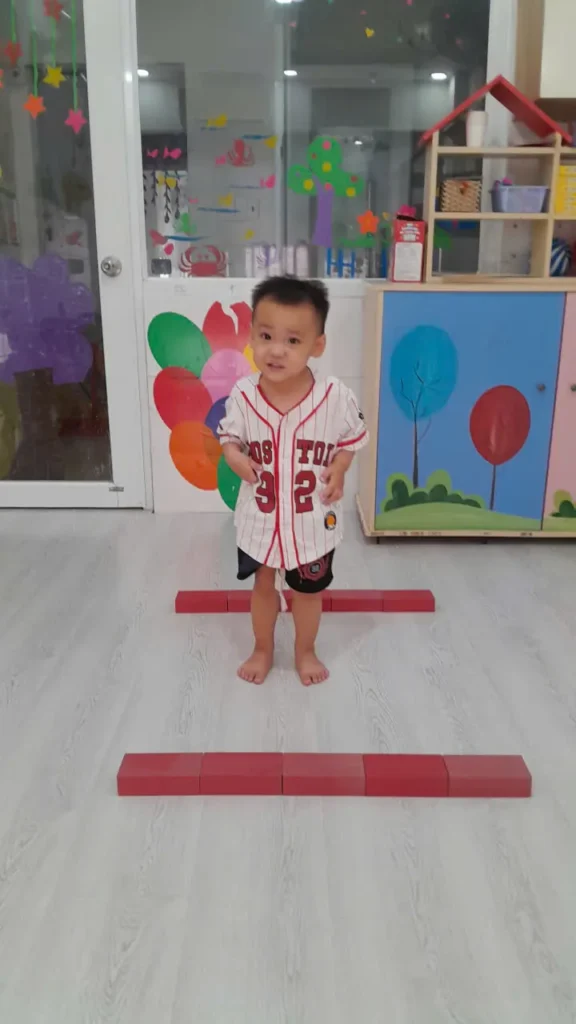 Bé thực hành vận động bật tại chỗ trong lớp Hoa Nắng Nhà Bè