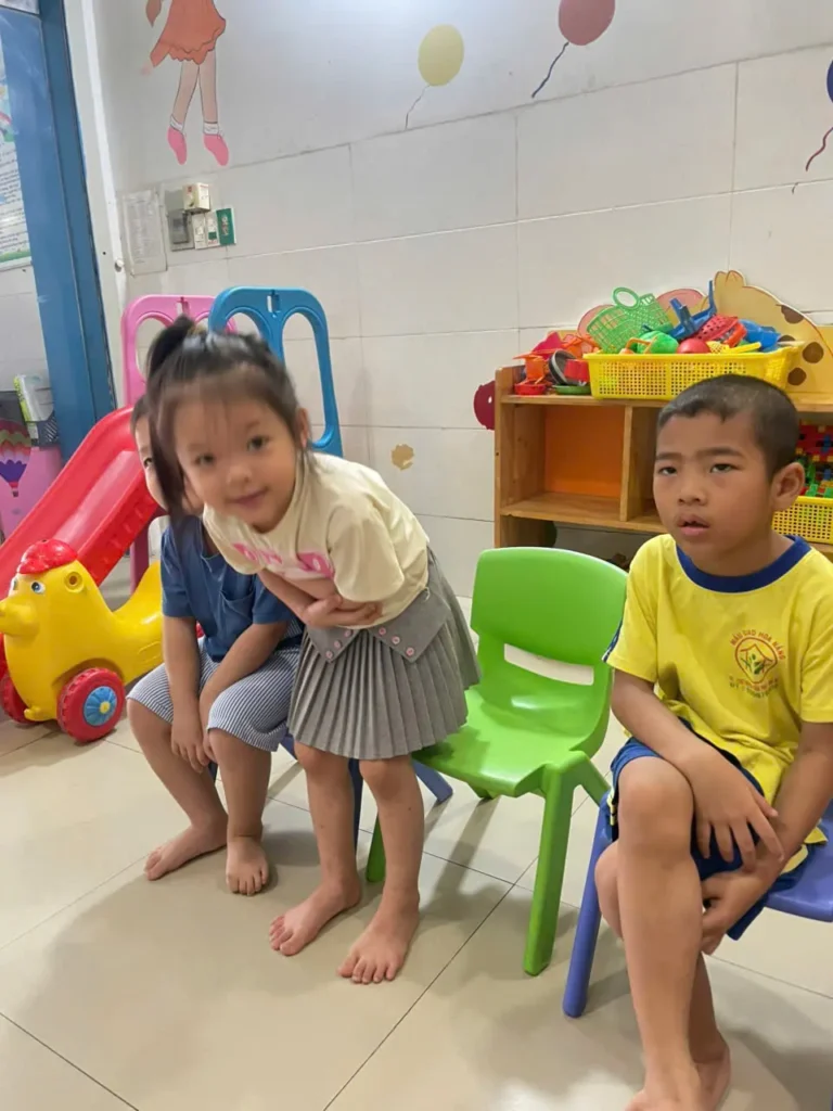 Bé tập chào hỏi người lớn trong lớp học tại Hoa Nắng Nhà Bè