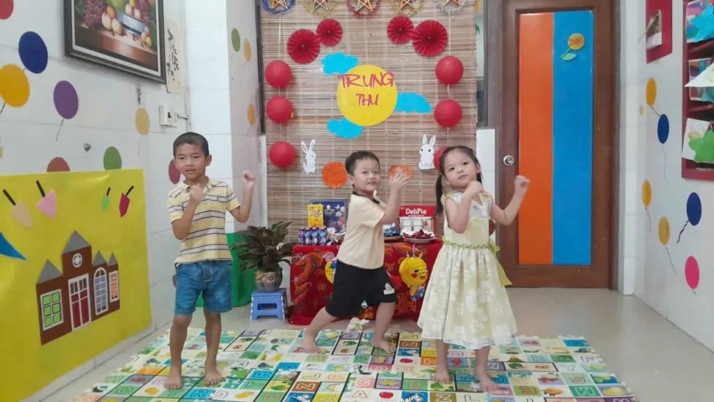 Các bé tham gia hoạt động vui hội trăng rằm tại Hoa Nắng Nhà Bè