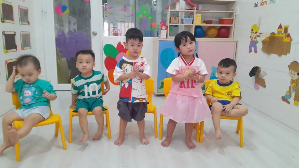 Các bé hát và vận động theo bài Cô và mẹ tại Hoa Nắng Nhà Bè
