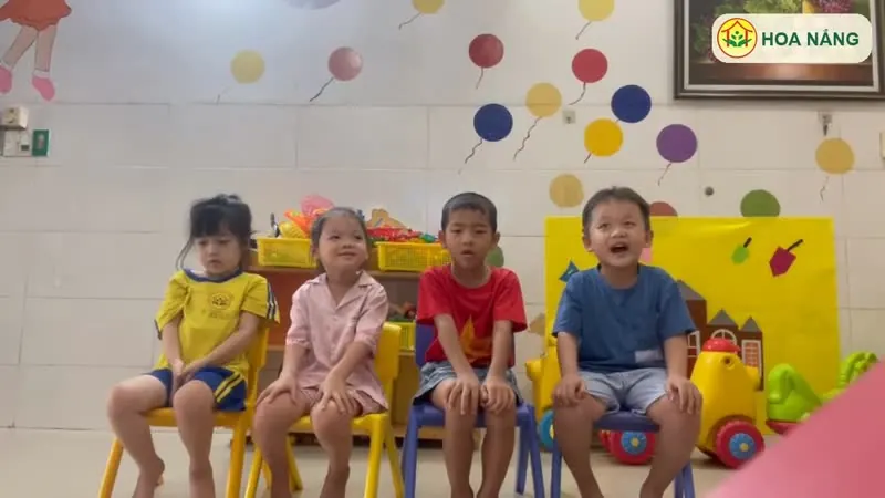 Các bé cùng đọc thơ Bé tới trường tại Hoa Nắng Nhà Bè