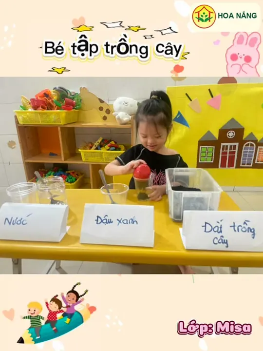 Bé thực hành trồng cây trong góc xanh tại Hoa Nắng Nhà Bè