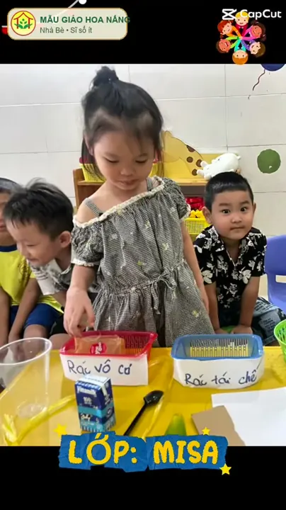 Bé tham gia hoạt động phân loại rác cùng cô tại Hoa Nắng Nhà Bè