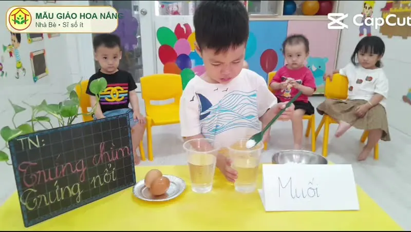 Cô và bé quan sát trứng chìm, trứng nổi tại Hoa Nắng Nhà Bè