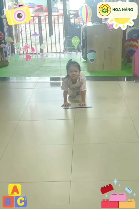 Bé bò bằng bàn tay và cẳng chân trong giờ vận động tại Hoa Nắng Nhà Bè