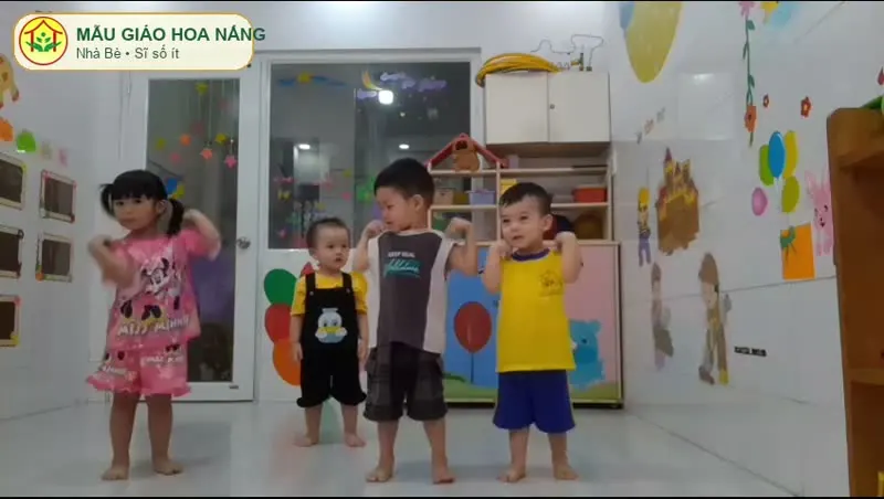 Bé tập ném bóng về phía trước cùng cô tại Hoa Nắng Nhà Bè