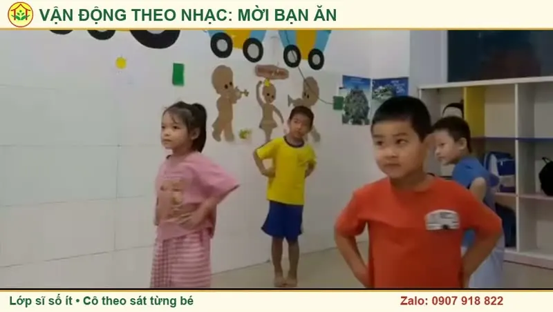 Các bé vận động theo nhạc Mời bạn ăn tại Hoa Nắng Nhà Bè