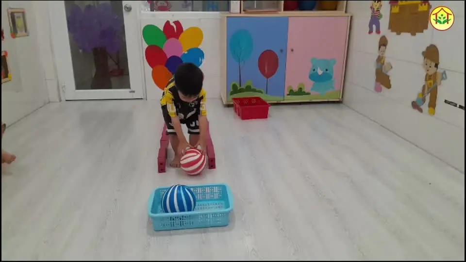 Bé di chuyển bóng trong đường hẹp: vui vận động tại Hoa Nắng Nhà Bè