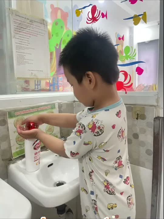 Bé rửa tay đúng cách: tập tự lập mỗi ngày tại Hoa Nắng Nhà Bè