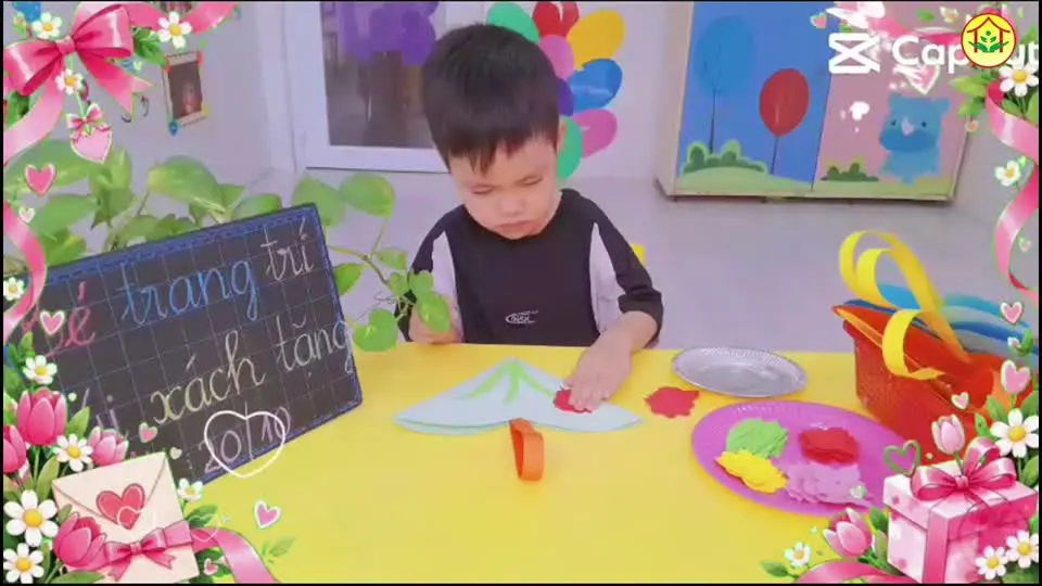 Bé trang trí túi xách tặng mẹ ngày 20/10 tại Lớp Mẫu Giáo Hoa Nắng, Nhà Bè