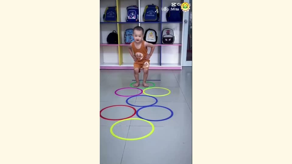 Bé tập bật tách chụm chân qua những vòng màu tại Hoa Nắng Nhà Bè