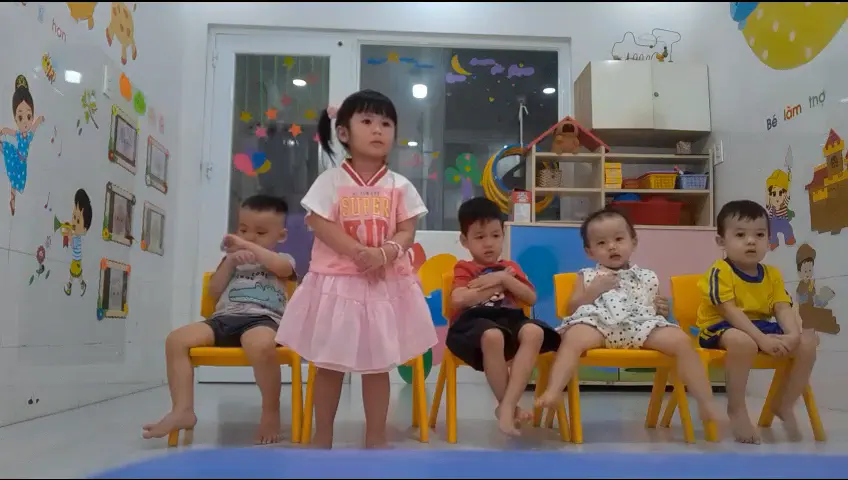 Bé đọc thơ Bé ngoan cùng các bạn tại Hoa Nắng Nhà Bè