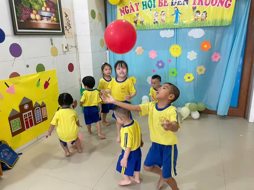 Các bé Hoa Nắng vui chơi cùng bạn trong lớp