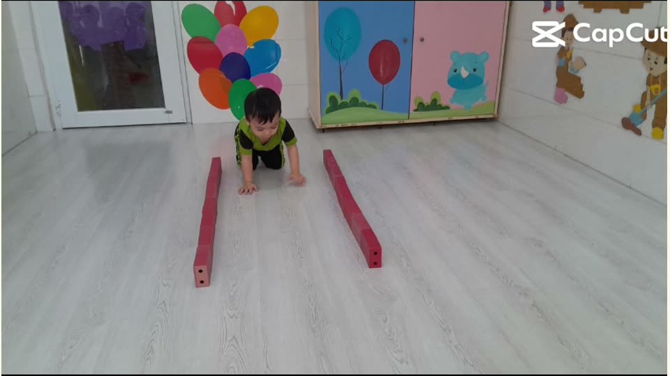 Bé bò theo hướng thẳng giữa hai thanh giới hạn tại Hoa Nắng Nhà Bè