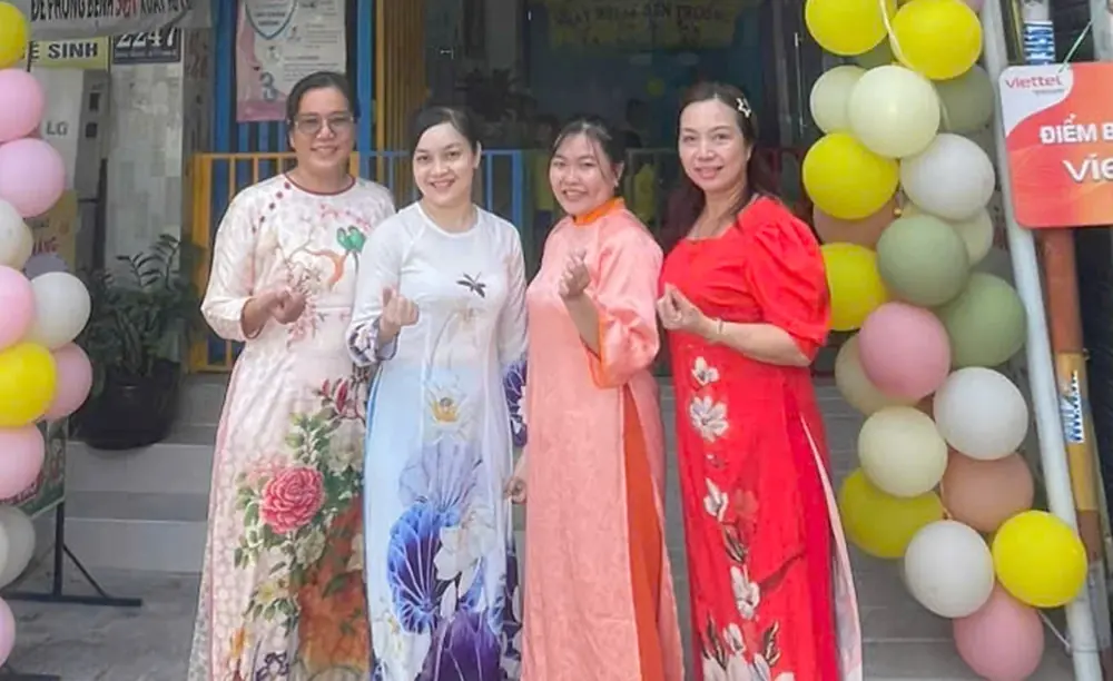 Bốn cô giáo mặc áo dài trước cổng Lớp Mẫu Giáo Hoa Nắng, Nhà Bè