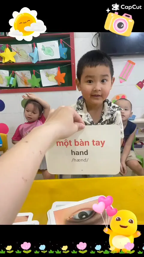 Bé khám phá các bộ phận cơ thể qua thẻ hình tại Hoa Nắng Nhà Bè