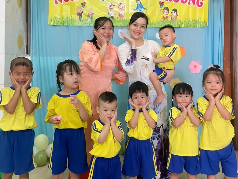 Hai cô cùng các bé tại Lớp Mẫu Giáo Hoa Nắng, 2247 Huỳnh Tấn Phát, Nhà Bè