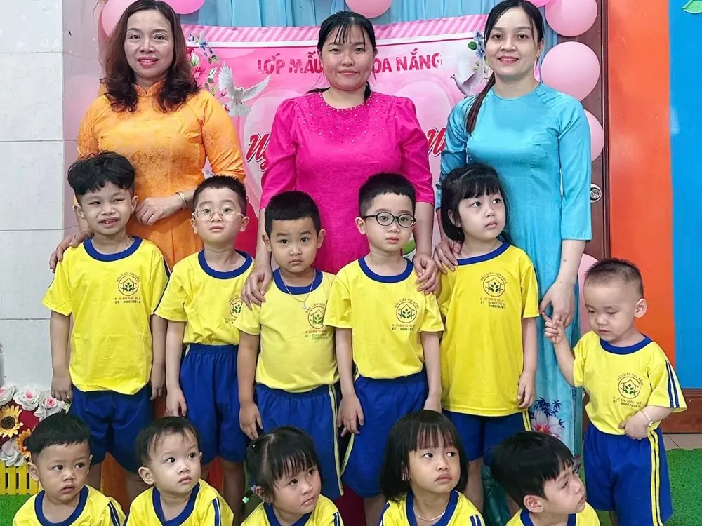 Các cô và bé tại Lớp Mẫu Giáo Hoa Nắng, Nhà Bè