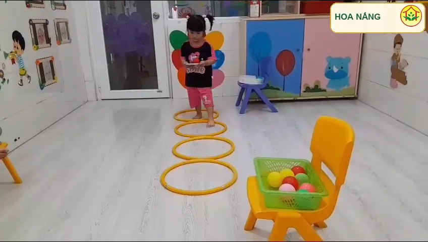 Bé mang bóng qua các vòng và đặt vào rổ tại Hoa Nắng Nhà Bè