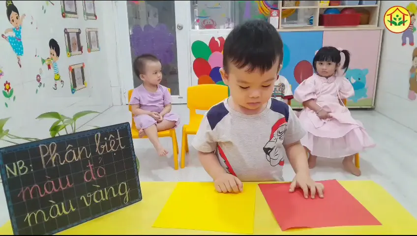 Bé phân loại đồ vật màu đỏ và màu vàng tại Hoa Nắng Nhà Bè